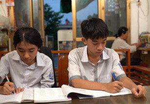 Sớm mồ côi cha, Hồng Quyên ước mơ làm bác sĩ để cứu mẹ