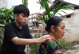Bà cụ 70 tuổi gồng gánh nuôi chồng bệnh và hai cháu mồ côi