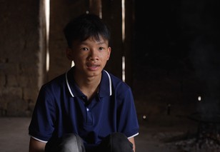 Cậu bé có cha bị tâm thần, mẹ bỏ đi khi em chưa hai tuổi