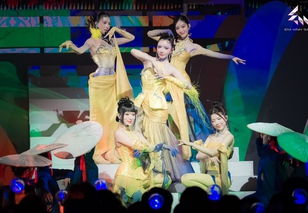 Đội "em xinh" Bích Phương mang “thiên đình” lên sân khấu