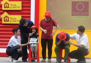 Người cha bật khóc khi "Mái ấm gia đình Việt" tạo bất ngờ cho con gái tám tuổi