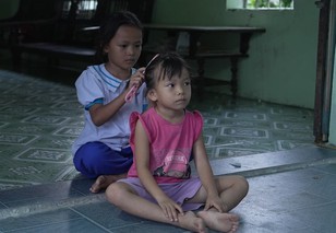 Cô bé 8 tuổi Hồ Thị Thùy mất mẹ, phụ giúp cha chăm sóc 3 em thơ - Mái ấm gia đình Việt