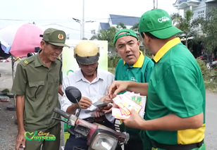 Quyền Linh và Quốc Thuận “tranh khách” bán vé số giúp hoàn cảnh khó khăn