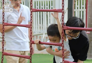 Chậm: Tập leo thang giúp điều hòa tiền đình nhạy cảm