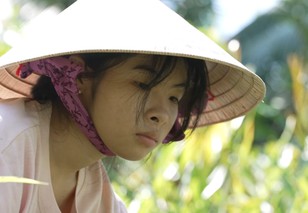 Kiều My nương tựa bà lớn tuổi vì mất cha, mẹ không minh mẫn