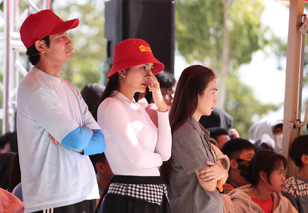 Vân Trang, Huy Khánh xúc động khi trở lại "Mái ấm gia đình Việt"