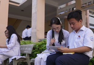 Văn Hồng: Cậu bé 17 tuổi gánh nặng mưu sinh, nuôi giấc mơ trở thành thầy giáo Hóa