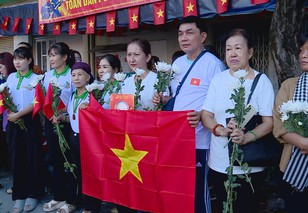 Những nhành hoa trắng tiễn các liệt sĩ về với đất mẹ