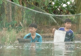 Cậu bé giấu nỗi buồn để vươn lên | Mái ấm gia đình Việt