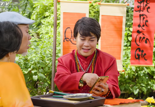 Lẹ không trễ tàu: Xung đột giữa tiền mặt và mã QR