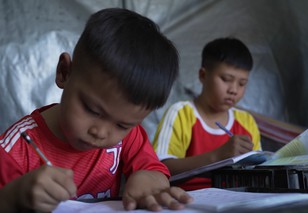 Mái ấm gia đình Việt: Chuyện em Vinh - cậu học trò đi bộ gần 9km đến trường