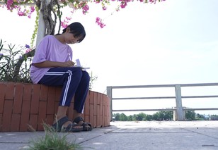 Chuyện bé Huỳnh Yến mồ côi mẹ, cha ngoài 60 tuổi bốc vác nuôi hai con