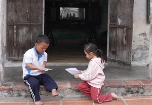 Mái ấm gia đình Việt: Chồng qua đời, người vợ bệnh tật gồng gánh nuôi ba con nhỏ