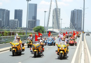 100 "chiến mã" mô-tô khuấy động phố phường, sẵn sàng cho hành trình xuyên Việt 2026