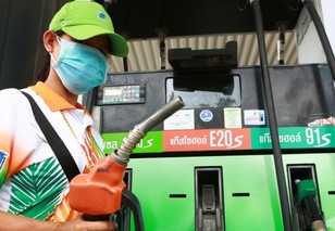 Ứng phó biến động xăng dầu: Nhiều quốc gia áp giá trần, tung gói hỗ trợ khủng