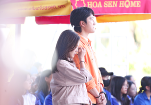 Đình Tú và vợ tặng xe đạp, hỗ trợ tiền cho hai chị em mồ côi - Mái ấm gia đình Việt