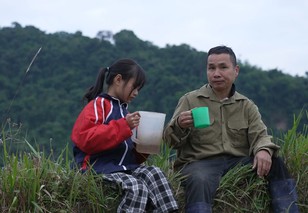 Mái ấm gia đình Việt: Thanh Hương tặng toàn bộ cát-xê cho cặp chị em sinh đôi