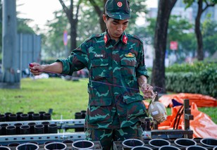 Cận cảnh trận địa pháo hoa trước giờ bừng sáng đêm 30/4 tại TP.HCM