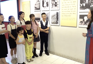A, Bạn Đây Rồi!: Hành trình theo dấu chân Bác tại TP. Hồ Chí Minh qua góc nhìn tuổi thơ