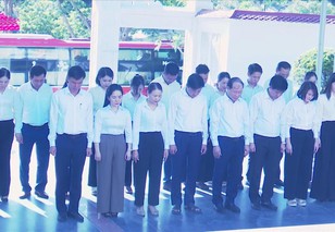 Dòng người về Ngã ba Đồng Lộc tri ân các anh hùng liệt sĩ
