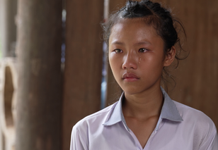 Mái ấm gia đình Việt: Bé gái mồ côi chỉ mong có tiền chữa mắt cho bà
