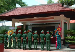 Dòng người lặng lẽ thắp hương tri ân tại Công viên Lê Thị Riêng, hướng về các anh hùng liệt sĩ