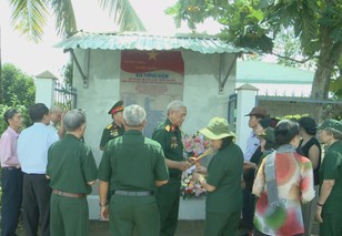 Dâng hương tưởng niệm các liệt sĩ Đặc công Gia Định 4 tại Củ Chi