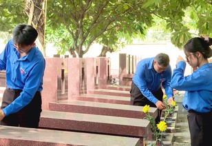 Tháng Bảy hoa sứ nở trắng Nghĩa trang Liệt sĩ Thủ Đức, lan tỏa lòng tri ân các Anh hùng Liệt sĩ