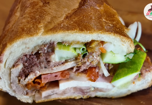 Bánh mì Huynh Hoa: Ổ bánh mì đắt đỏ bậc nhất TP có gì?