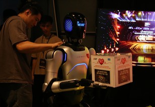 HTV lần đầu đưa robot vào hoạt động hỗ trợ xã hội