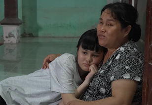 Cô bé 14 tuổi chăm mẹ mù, ngoại bệnh nặng | Mái ấm gia đình Việt