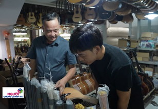 Nghề làm đàn guitar trở thành di sản gia đình | Người chung quanh ta