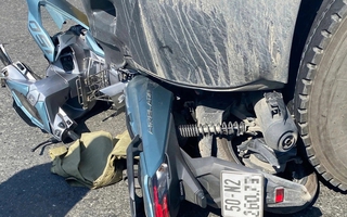 Xe đầu kéo cuốn xe máy vào gầm tại giao lộ ở phường Bình Tân