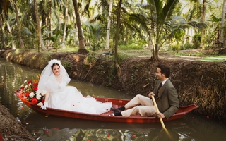 Đoàn Minh Tài chèo xuồng trong lễ cưới giữa vườn dừa ở quê nhà