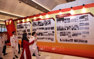 Trưng bày ảnh 'Dưới cờ Đảng - Đất nước tiến vào Kỷ nguyên mới' thu hút sự quan tâm của các đại biểu dự Đại hội XIV