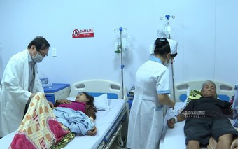 Hàng chục người nhập viện, nghi ngộ độc sau khi ăn bánh mì