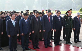Lãnh đạo Đảng, Nhà nước, các đại biểu Quốc hội vào Lăng viếng Chủ tịch Hồ Chí Minh