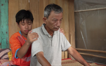 Cậu bé lo sợ mất người thân duy nhất | Mái ấm gia đình Việt