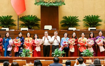 Thủ tướng Chính phủ và Chủ tịch Quốc hội gặp mặt các nữ đại biểu Quốc hội khóa XVI