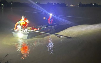 Xuyên đêm cứu 12 người mắc kẹt tại công trình Suối Cái