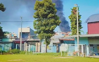 Cháy kho chứa vỏ xe ở Đồng Nai, cột khói cao hàng chục mét
