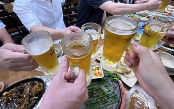 Tại sao nhiều người uống liền cả chục cốc bia, nhưng ‘chịu thua’ 2 lít nước lọc?