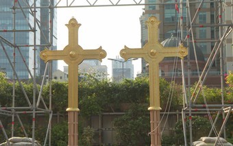 Đặt hai thánh giá mạ vàng lên đỉnh tháp Nhà thờ Đức Bà