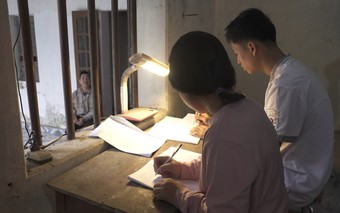 Mái ấm gia đình Việt: Thu Huệ chăm cha thiểu năng và anh chậm phát triển