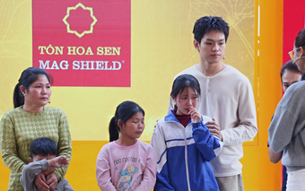 Đức Phúc tiếp sức cho cô bé mồ côi mê học tiếng Trung