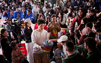 "Mái ấm gia đình Việt" tập 5 trao gần 600 triệu đồng cho các em nhỏ mồ côi