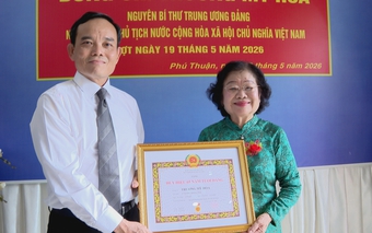 Bí thư Thành ủy TP. Hồ Chí Minh Trần Lưu Quang trao Huy hiệu Đảng đến đảng viên cao tuổi