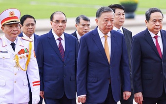 Bí thư Trần Lưu Quang cùng đoàn đại biểu TP. Hồ Chí Minh dâng hoa tưởng niệm Chủ tịch Hồ Chí Minh