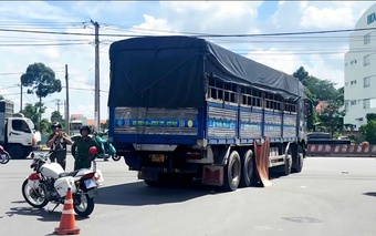 TP. Hồ Chí Minh: Va chạm với xe tải khi đi mua giày, bé gái 12 tuổi tử vong