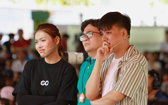 Duy Khương bật khóc trước cậu bé mồ côi mẹ, không biết cha là ai